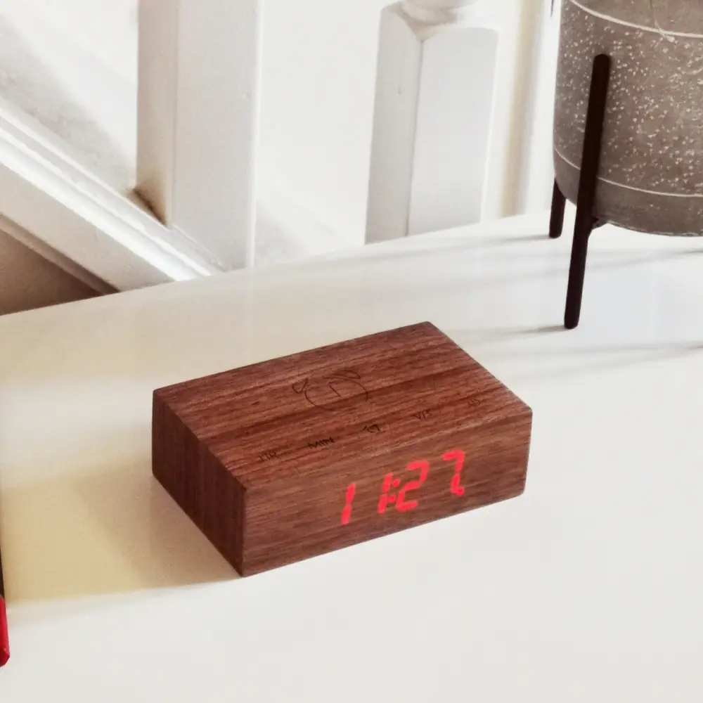 Budzik Flip Cilck Czerwony LED/ Natural Walnut