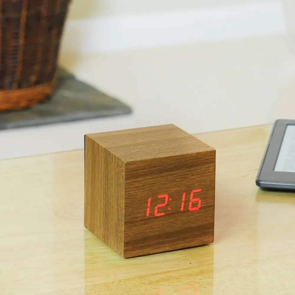 Budzik Wooden Cube Click Teak / Czerwony