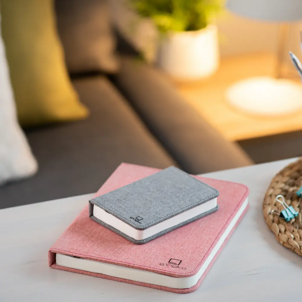Duża lampa książka Smart Book Blush Pink - wykończenie tkaniną - obrazek 6