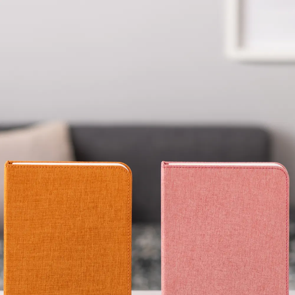 Duża lampa książka Smart Book Blush Pink - wykończenie tkaniną - obrazek 3