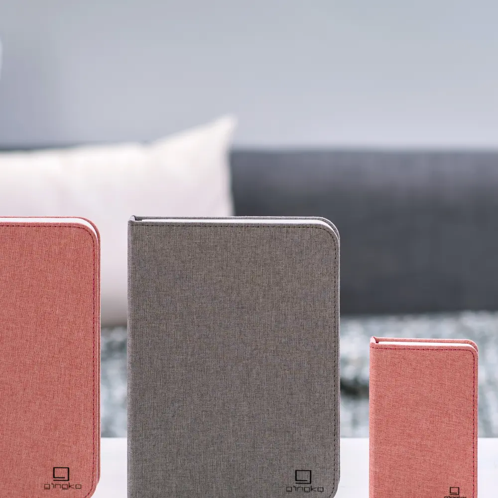 Duża lampa książka Smart Book Blush Pink - wykończenie tkaniną - obrazek 4