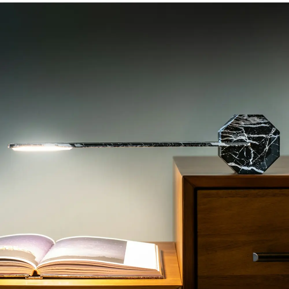Octagon One przenośna lampa biurkowa. Czarny marmur