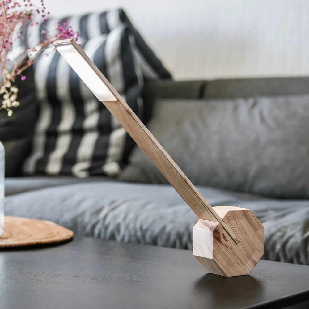 Octagon One przenośna lampa biurkowa. Klon - obrazek 4