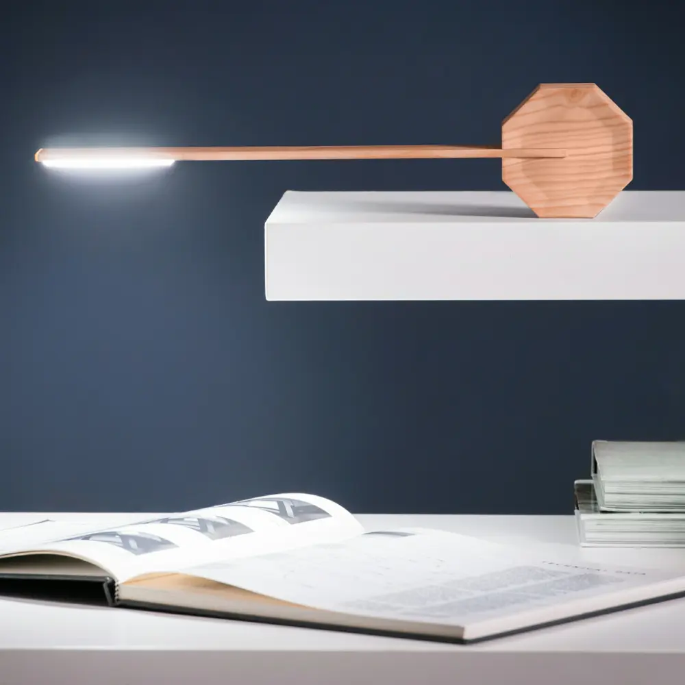Octagon One przenośna lampa biurkowa. Klon