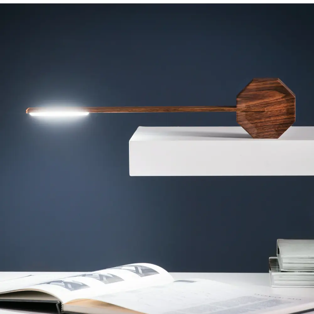 Octagon One przenośna lampa biurkowa. Orzechowa