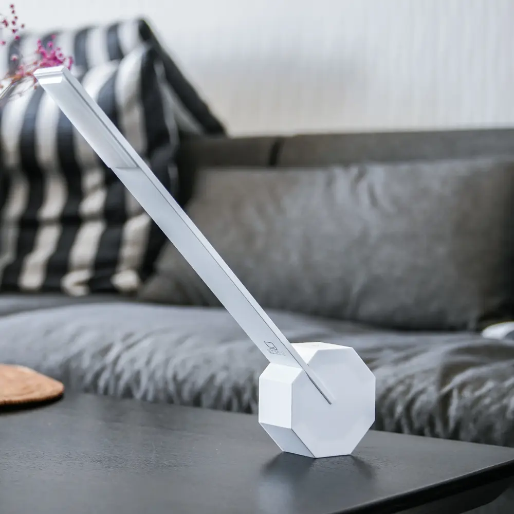 Octagon One przenośna lampa biurkowa. Biała - obrazek 4