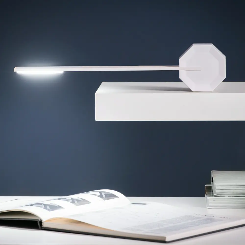 Octagon One przenośna lampa biurkowa. Biała