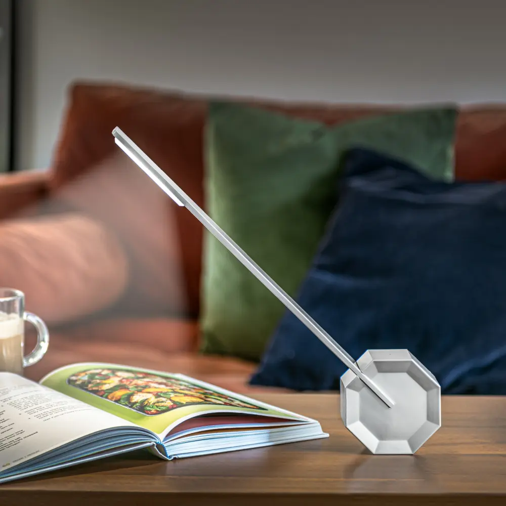 Octagon One przenośna lampa biurkowa. Aluminium
