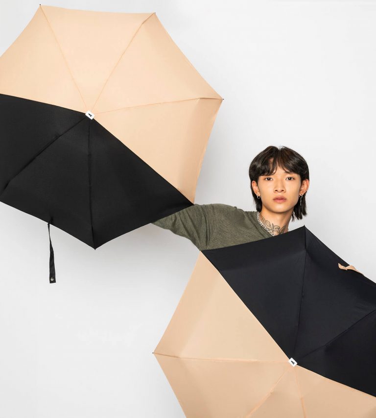 Mini-parapluie-bicolore-ANATOLE-beige-noir-ALICE-768x853
