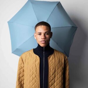 Parapluie-pliant-bleu-gris-ANATOLE-ouvert-derriere-modele-homme-510x567