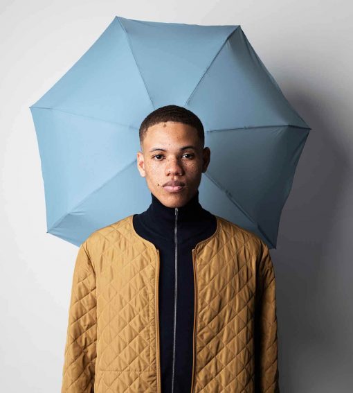 Parapluie-pliant-bleu-gris-ANATOLE-ouvert-derriere-modele-homme-510x567